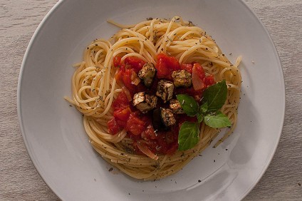 shpageti-so-pecheni-modri-patlidjani_image